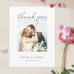 Postal Boda simple Gracias Postcard con foto<br><div class="desc">Este sencillo boda de fotos de moda gracias a la plantilla de postcard presenta un diseño moderno y nítido. Hemos escogido un guión moderno y elegante para "agradecerte" en el frente. Hemos colocado esta parte del diseño para que fluya hacia la parte superior de la foto. Nuestra foto de muestra...</div>