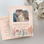 Postal Boho rústico de la boda de las flores silvestres s<br><div class="desc">Esta elegante y hermosa boda moderna, salvo la fecha, incluye extravagantes ilustraciones de flores silvestres, con espacio para añadir una foto de la pareja comprometida. La paleta neutra de este diseño lo convierte en una elección ideal para bodas de verano, bodas boho, bodas rústicos y bodas otoñales, que se mezclan...</div>