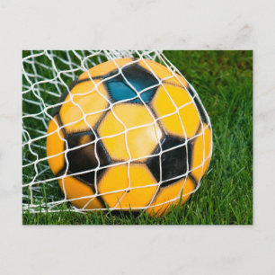 Postal Bola de fútbol amarilla y negra en la red