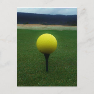 Postal Bola de golf amarilla en un campo de golf de monta