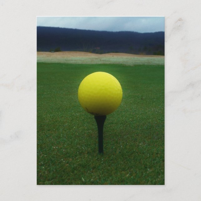 Postal Bola de golf amarilla en un campo de golf de monta (Anverso)