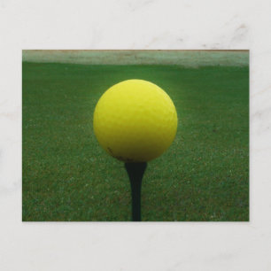 Postal Bola de golf amarilla en un campo de golf de monta