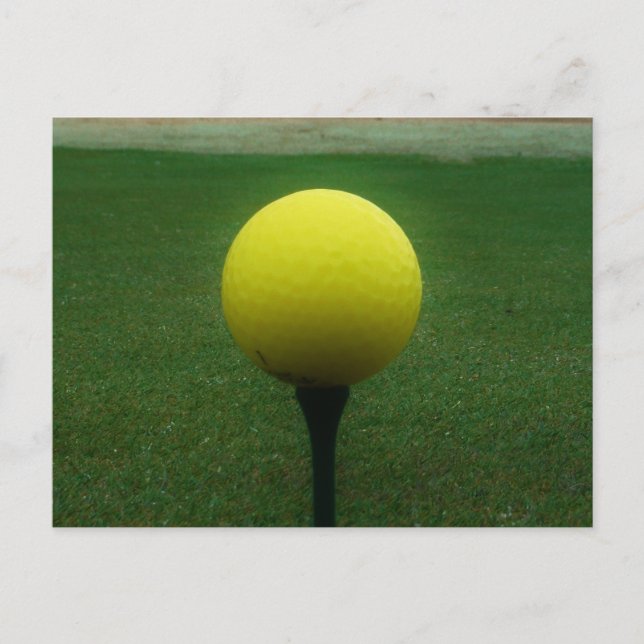Postal Bola de golf amarilla en un campo de golf de monta (Anverso)