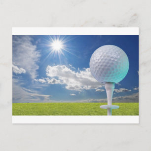 Postal bola de golf en un tee con césped