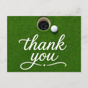 Postal Bola de golf junto al hoyo gracias en hierba verde