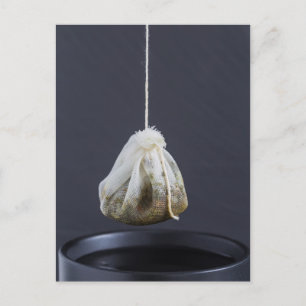 Postal Bolsa de té colgada en una taza