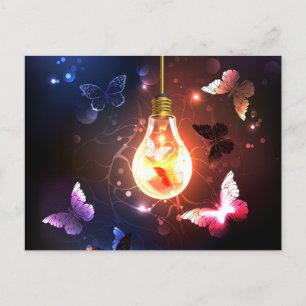 Postal Bombilla brillante con mariposas nocturnas