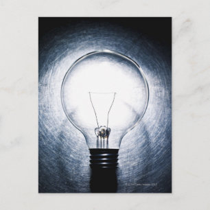 Postal Bombilla de luz sobre fondo de acero inoxidable
