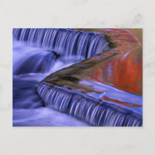 Postal Bond Falls; reflejando hojas de colores de otoño;