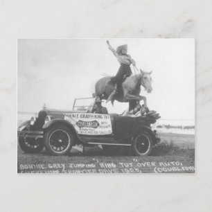 Postal Bonnie Gray saltando su caballo.
