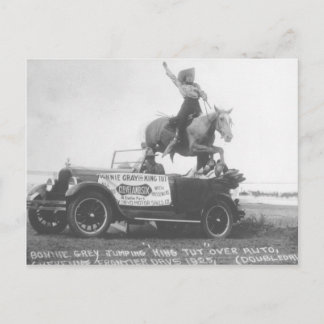 Postal Bonnie Gray saltando su caballo.