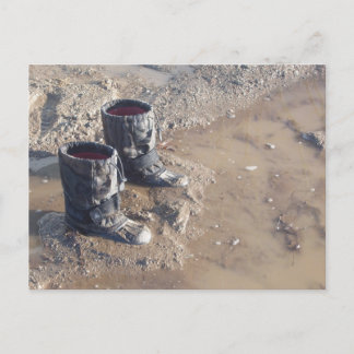 Postal Boots Atrapados En El Barro