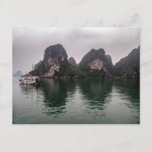 Postal Bote en Misty Halong Bay Rock Islands, Vietnam