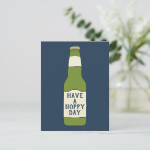 Postal Botella de cerveza verde con un día feliz y saltar
