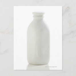 Postal Botella de leche en el fondo blanco