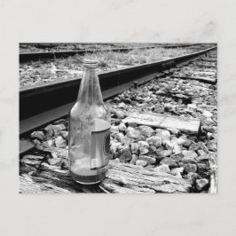 POSTAL BOTELLA EN LA PISTA DE TREN