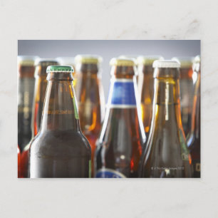 Postal Botellas de diversa cerveza en botella en estudio