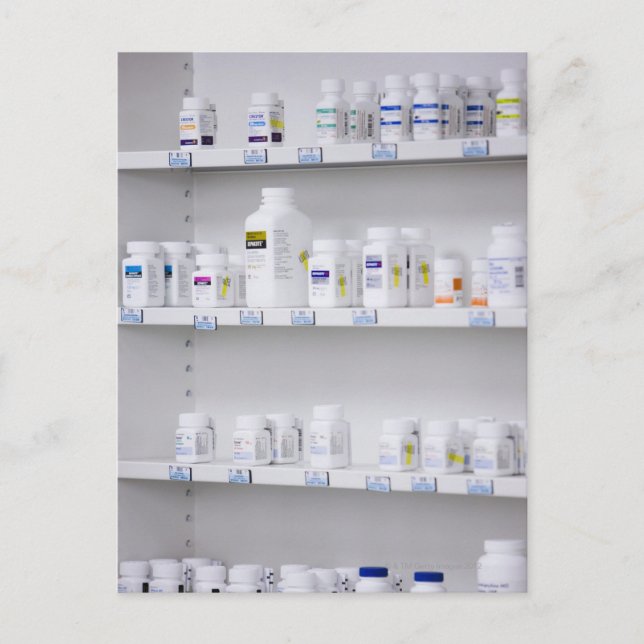 Postal botellas en los estantes de una farmacia (Anverso)