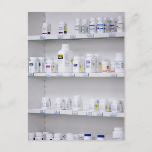 Postal botellas en los estantes de una farmacia