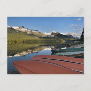 Postal Botes aparcados en la orilla del lago Maligne,