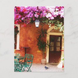 Postal Bougainvillea que crece fuera de una casa,