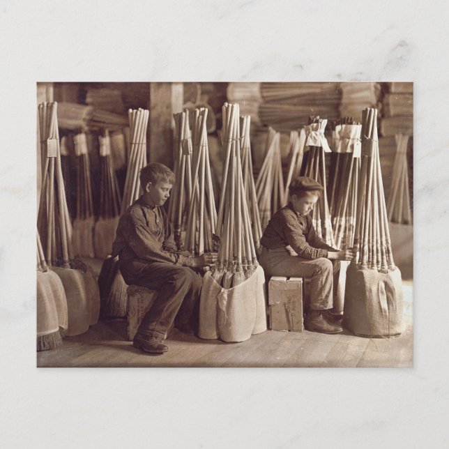 Postal Boys Packing Brooms, 1908 (Anverso)