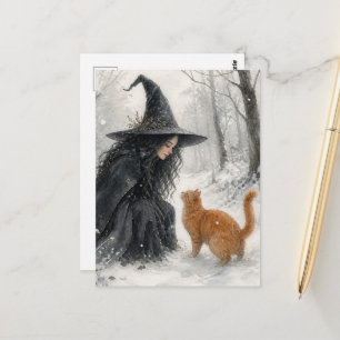 Postal Bruja de fantasía y gato naranja en bosque inverna