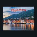 Postal Bryggen Bergen Noruega estilizado<br><div class="desc">Bryggen,  también conocido como Tyskebryggen,  es una serie de edificios comerciales del patrimonio hanseático que se alzan por el lado oriental del puerto de Vågen en la ciudad de Bergen,  Noruega. Bryggen ha estado en la lista de la UNESCO para los sitios del Patrimonio Cultural Mundial desde 1979.</div>