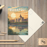 Postal Budapest Hungría Viaje al arte<br><div class="desc">Diseño de viaje vectorial retro de Budapest en estilo emblema. Budapest,  la capital de Hungría,  está dividida por el río Danubio. Su Puente Cadena del siglo XIX conecta el barrio montañoso de Buda con la Pest plana.</div>