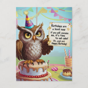 Postal Búho con sombrero de cumpleaños parado sobre paste