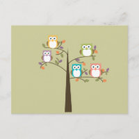 Búhos coloridos en calendario bonito del árbol