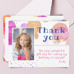 Postal Burbujas modernas Girly Photo Birthday Gracias<br><div class="desc">Moderno, lindo y jovencito gracias postal con una foto, un mensaje para su familia y amigos y un nombre. La postal tiene burbujas coloridas en colores violeta y rosa y pequeñas estrellas coloridas. Personalice esta tarjeta de foto con el nombre de su hijo y la foto de su hijo. Inserte...</div>