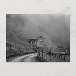 Postal Cabaña de madera en la naturaleza/niebla en la mon
