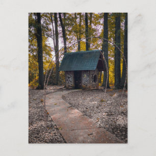 Postal Cabaña rústica del bosque con camino de piedra