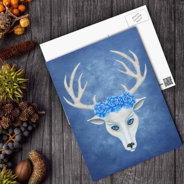 Postal Cabeza De Cerveza Blanca Con Antlers Grandes Rosas (Surreal white fantasy deer head with antlers and big blue roses on blue postcard.)