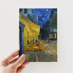 Postal Cafe Terrace de noche | Vincent van Gogh<br><div class="desc">Cafe Terrace at Night (1888) de Vincent van Gogh es una representación luminosa e icónica de un acogedor café al aire libre en Arles, Francia, bajo un cielo estrellado por la noche. El luminoso amarillo del café contrasta con el azul intenso de la noche, creando un ambiente cálido y acogedor....</div>