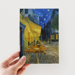 Postal Cafe Terrace de noche | Vincent Van Gogh<br><div class="desc">Cafe Terrace en la noche (1888) del artista holandés post-impresionista Vincent Van Gogh. La pintura original de arte fino es un óleo sobre lienzo que representa una escena nocturna estrellada frente a un café francés en Arles. Utilice las herramientas de diseño para agregar texto personalizado o personalizar la imagen.</div>