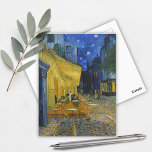 Postal Café Terrace de Vincent Van Gogh<br><div class="desc">Lleve la magia de la obra maestra de Vincent van Gogh "Café Terrace at Night" a su colección con esta hermosa postal de arte impresa. Con el icónico cuadro de 1888 con sus vibrantes luces amarillas de café contra un cielo estrellado, esta postal es perfecta para los amantes del arte,...</div>