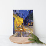 Postal Cafe Terrace en Night Vincent van Gogh<br><div class="desc">Postal de arte fino con la pintura al óleo post-impresionista de Vincent van Gogh (1853-1890),  Cafe Terrace at Night (1888). Creado en Arles,  Francia frente a una popular cafetería en la calle Du Palais.</div>