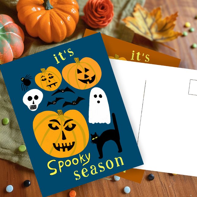 Postal Calabazas de temporada espeluznante FELIZ Bat HALL (Spooky Season Pumpkins Ghost Bat HAPPY HALLOWEEN Cute Hand-drawn Postcard
)