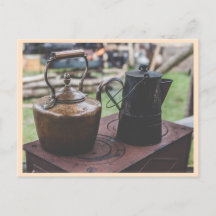 Calcetines de té de época en estufa antigua