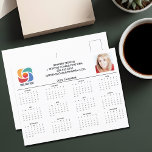 Postal Calendario de la empresa con el logotipo de negoci<br><div class="desc">Esta postal moderna del calendario de negocios está hecha con el nombre de su empresa profesional bajo el nombre del agente en la tipografía de moda. Este minimalista calendario en blanco y negro incluye su logotipo y una foto personalizada. Herramientas de marketing contemporáneo para una empresa en 2025. Las semanas...</div>