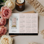 Postal Calendario de la Puerta Inmobiliaria 2025 de color<br><div class="desc">Hermoso y elegante negocio inmobiliario 2024 calendario de postales. Nuestro diseño cuenta con nuestra propia puerta delantera color agua pintada a mano, rosa y rosa. Acentuado con toques de oro en la ranura del buzón, el mango de la puerta y el patín de la puerta. Modernos apliques negros en el...</div>