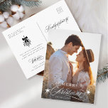 Postal Caligrafía romántica Fotos navideñas<br><div class="desc">Esta postal de fotos de los Navidades incluye elegantes y románticas letras de caligrafía rápida con ramas de pinecone,  estrellas y mensaje de texto personalizado en la parte posterior. Para una personalización más avanzada de este diseño,  haga clic en el BOTÓN HERRAMIENTA DE DISEÑO AZUL de arriba.</div>