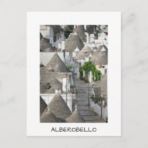 Postal Calle con casas de trulli en Alberobello, Puglia