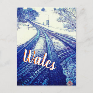 Postal Calle de invierno con nieve azul en Gales