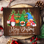 Postal Calligrafía divertida Madera Feliz Navidad Gnomis<br><div class="desc">Moderna caligrafía divertida Script Merry Christmas Watercolor Gnomes Postcard con Pinos Trees. Nombre de la familia y Año - Madera rústica del país y coloridas luces de cadena.</div>