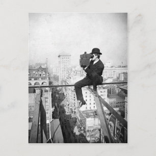 Postal cámara antigua en una foto antigua de la ciudad