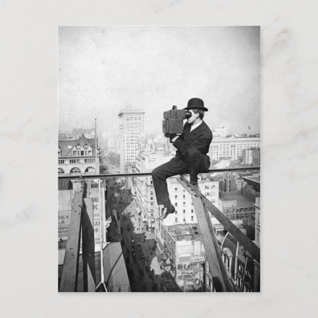 Postal cámara antigua en una foto antigua de la ciudad (Anverso)