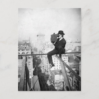 Postal cámara antigua en una foto antigua de la ciudad